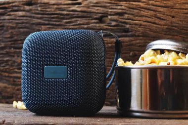 Bluetooth hoparlörü ahşap masada