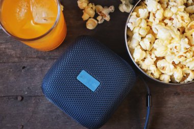 Bluetooth hoparlörü ahşap masada