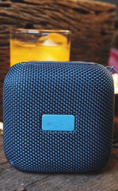 Bluetooth hoparlörü ahşap masada