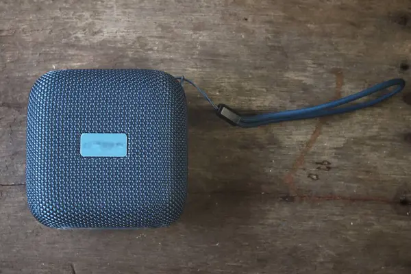 Bluetooth hoparlörü ahşap masada