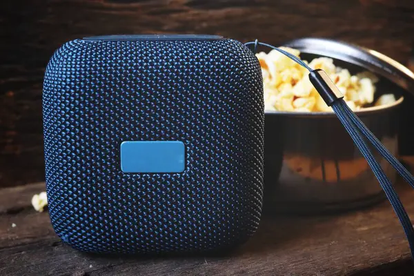 Bluetooth hoparlörü ahşap masada