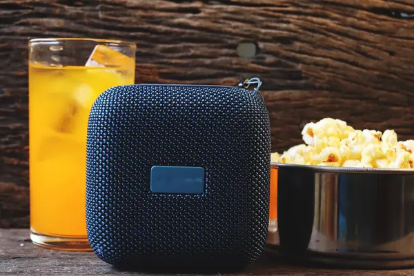 Bluetooth hoparlörü ahşap masada