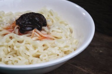 Gojujang hazır şehriye baharatlı sos.