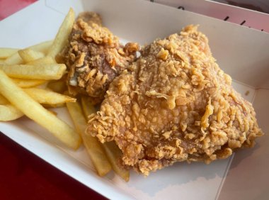 Kızarmış tavuk ve patates kızartması