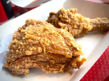 Kızarmış tavuk budu abur cubur.