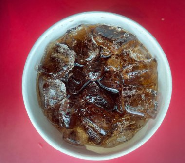 Kola ve buzlu bardak. 