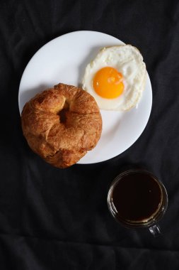 Kahve fincanı yumurtası ve kruvasan kahvaltısı. 