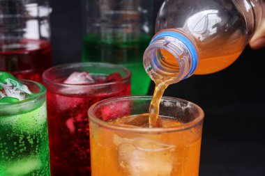 İçecekler ve buzlar kadehe dökülüyor.