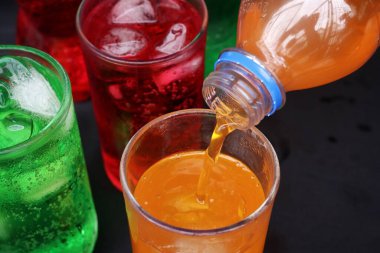 İçecekler ve buzlar kadehe dökülüyor.