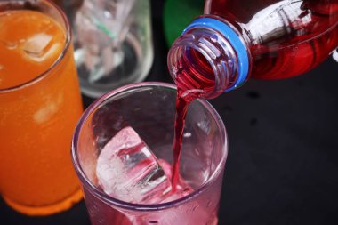 İçecekler ve buzlar kadehe dökülüyor.