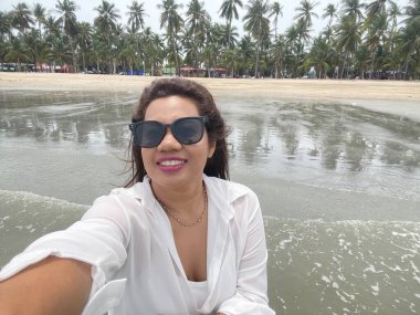 Mutlu kadın tropikal plaj