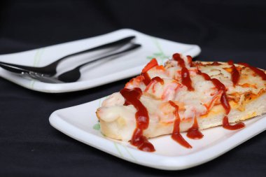 Siyah arka planda pizza ve peynir İtalyan yemeği. 