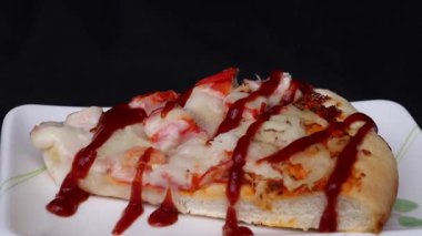 Pizza ve peynir ahşap masa arkasında.