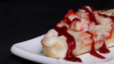 Pizza ve peynir ahşap masa arkasında.