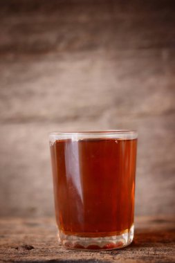 Ahşap zemin üzerinde balık sosu Tayland yemeği