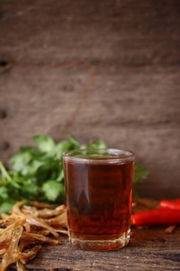 Ahşap zemin üzerinde balık sosu Tayland yemeği