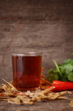 Ahşap zemin üzerinde balık sosu Tayland yemeği