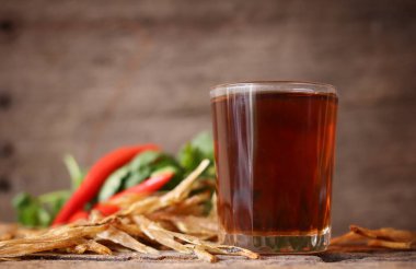 Ahşap zemin üzerinde balık sosu Tayland yemeği