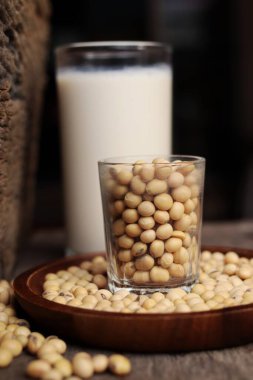 Ahşap zemin üzerinde soya fasulyesi ile soya sütü