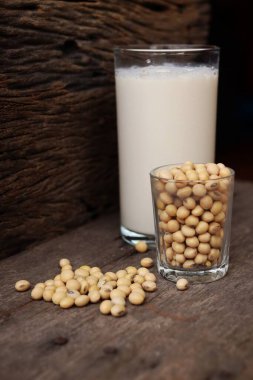 Ahşap zemin üzerinde soya fasulyesi ile soya sütü