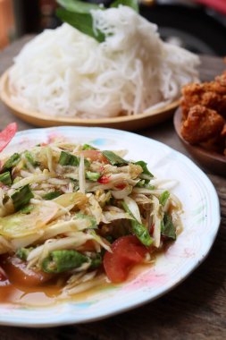 Papaya salatası baharatlı Tayland gıda