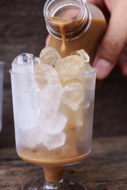 Bardağa buzlu kahve dök.