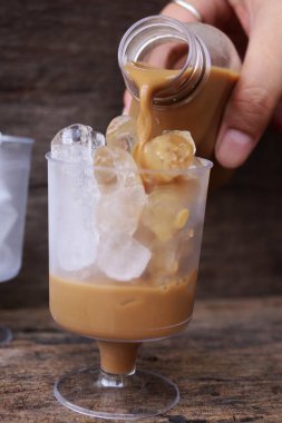 Bardağa buzlu kahve dök.