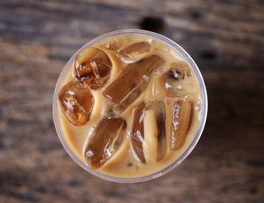 Ahşap arka planda buzlu kahve