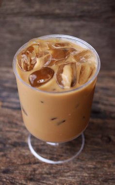 Ahşap arka planda buzlu kahve