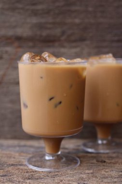 Ahşap arka planda buzlu kahve