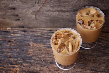 Ahşap arka planda buzlu kahve