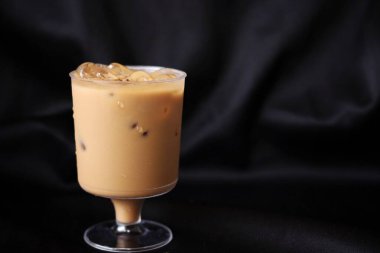 siyah arka plan üzerine buzlu kahve