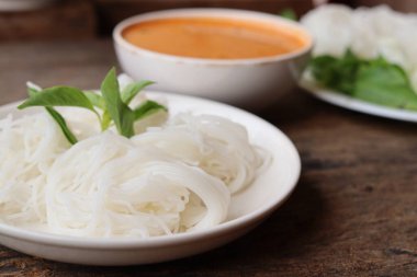 Körili Tayland yemeği ve pirinç eriştesi.