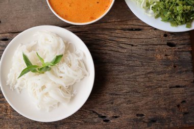 Körili Tayland yemeği ve pirinç eriştesi.