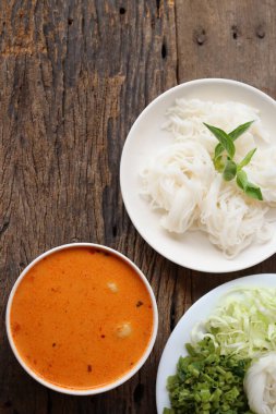 Körili Tayland yemeği ve pirinç eriştesi.