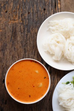 Körili Tayland yemeği ve pirinç eriştesi.