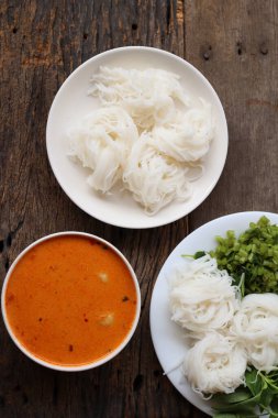 Körili Tayland yemeği ve pirinç eriştesi.