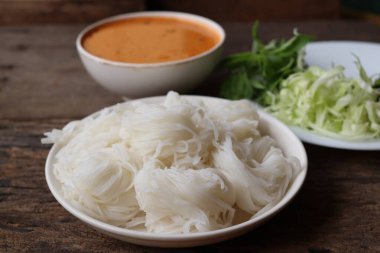 Körili Tayland yemeği ve pirinç eriştesi.