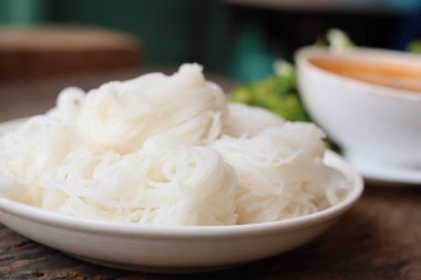 Körili Tayland yemeği ve pirinç eriştesi.