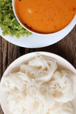 Körili Tayland yemeği ve pirinç eriştesi.