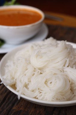 Körili Tayland yemeği ve pirinç eriştesi.