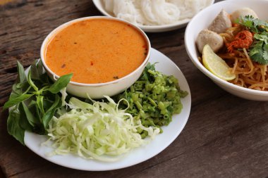 Körili Tayland yemeği ve pirinç eriştesi.