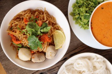 Körili Tayland yemeği ve pirinç eriştesi.