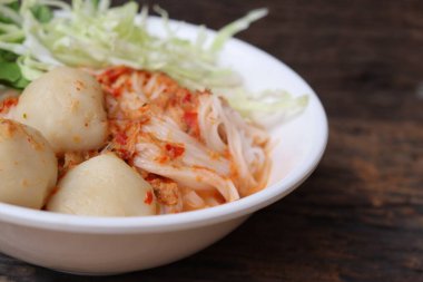 Körili Tayland yemeği ve pirinç eriştesi.