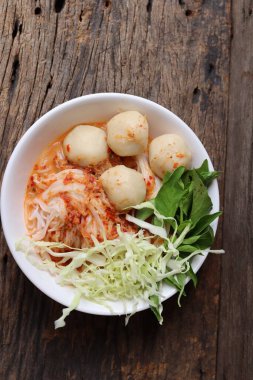 Körili Tayland yemeği ve pirinç eriştesi.