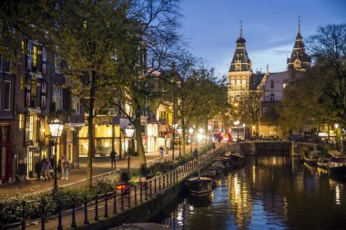 Arka planda Rijksmuseum olan bir kanal, Amsterdam, Hollanda