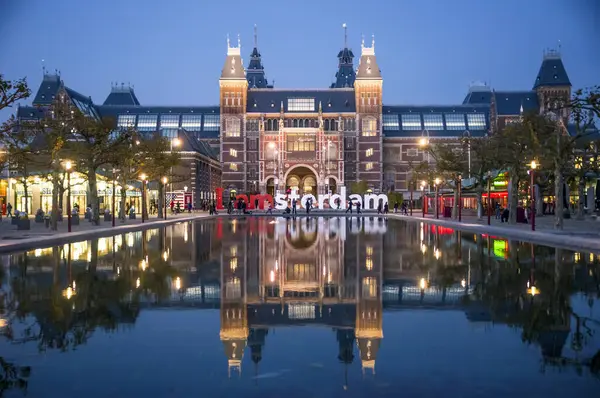 Bâtiment Rijksmuseum Reflété Dans Une Piscine Avec Panneau Amsterdam Amsterdam — Photo