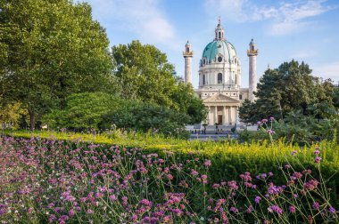 Avusturya, Viyana 'daki Karlskirche Kilisesi, bir parktan görülmüş.
