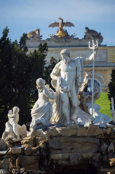 オーストリア ウィーンのシェーンブルン宮殿の公園内の像 — ストック写真