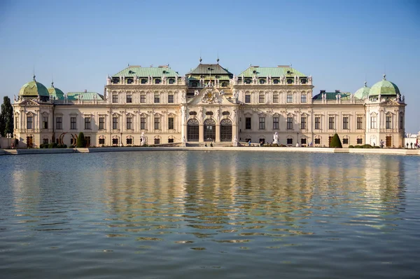 ベルヴェデーレ宮殿はオーストリアのウィーンの湖に反射しました — ストック写真